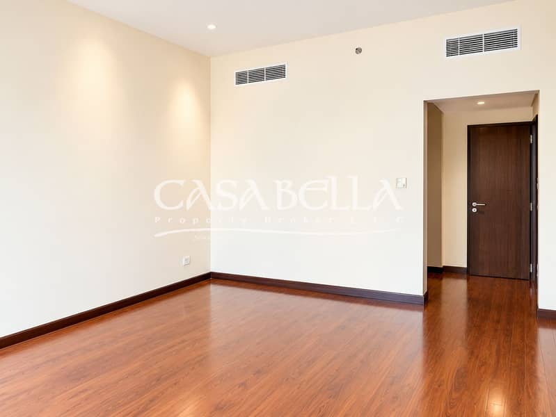 3 Modern Empty Room with Wood Flooring. png