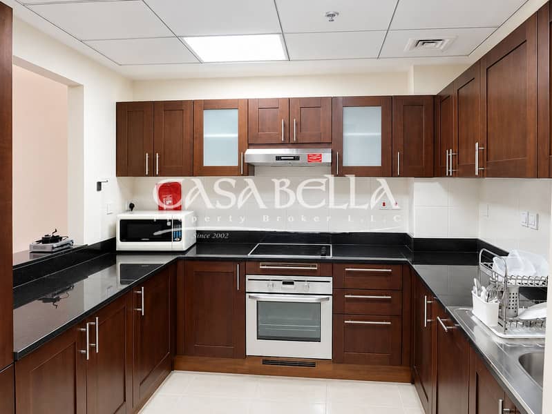4 Bright Modern U-Shaped Kitchen. png