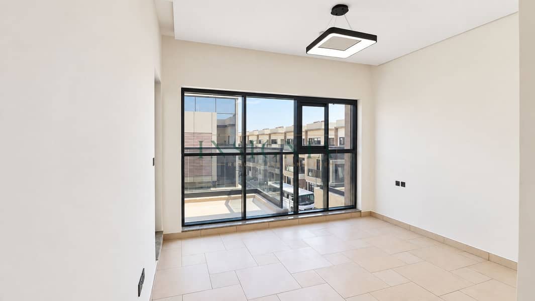 12 Modern Empty Room with Balcony View. png