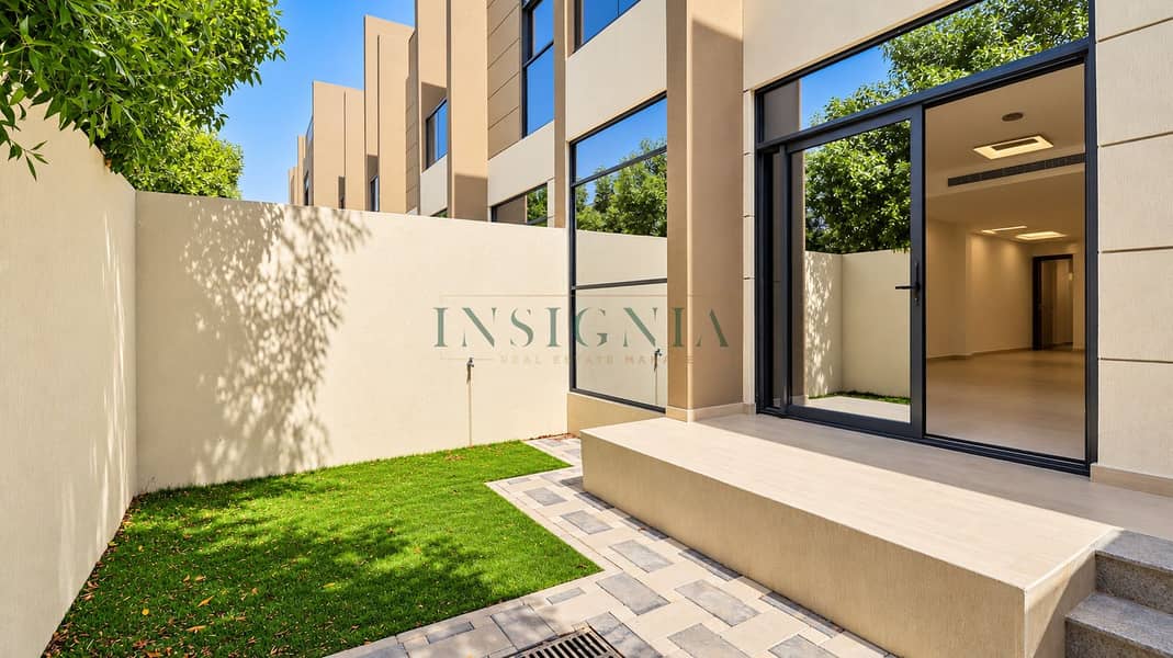 16 Modern Townhouse Courtyard Patio. png