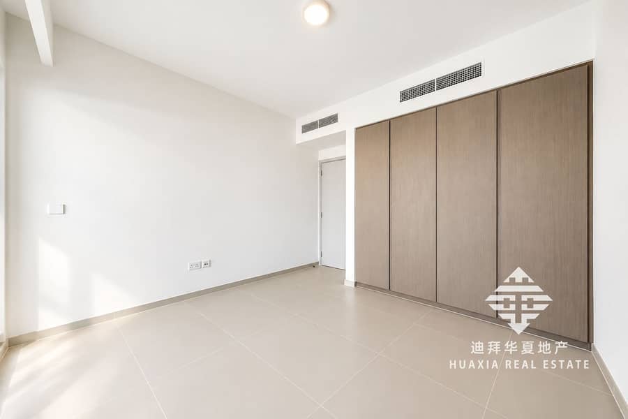 10 Spacious Minimalist Bedroom Interior. png