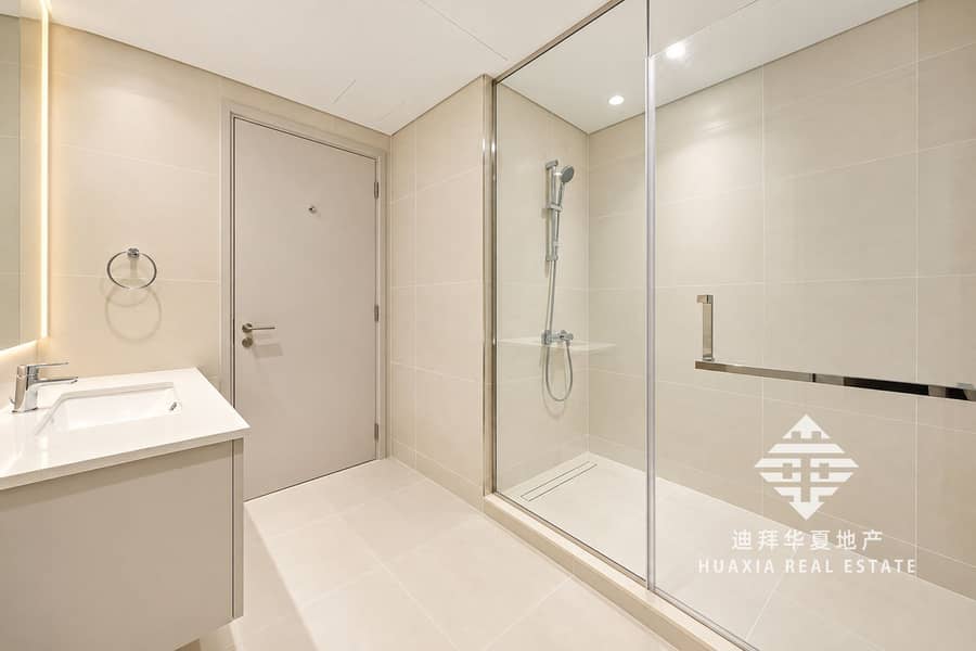 14 Spacious Minimalist Beige Bathroom (1). png