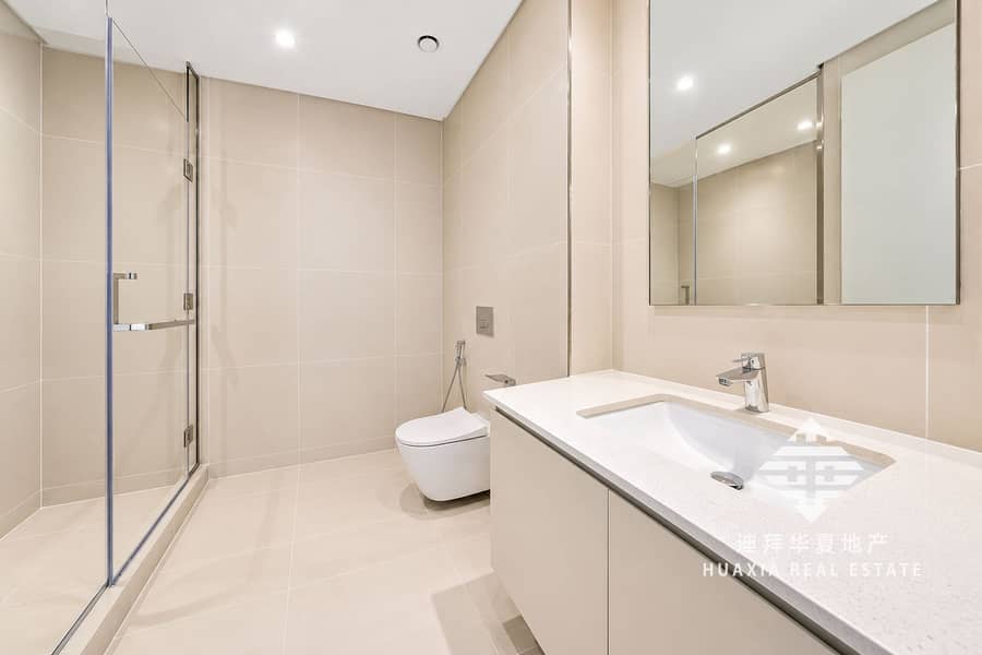 15 Spacious Minimalist Beige Bathroom. png