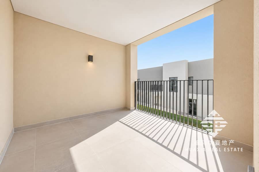 17 Sunlit Minimalist Balcony with Geometric Shadows. png