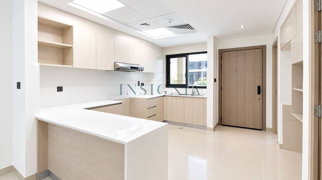 10 Bright Minimalist Apartment Kitchen. png