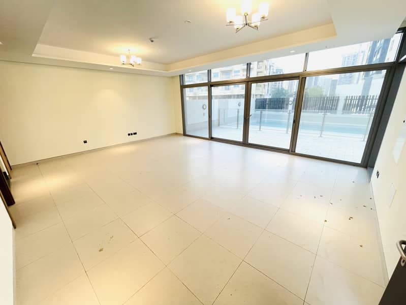 Luxurious-Well Maintained-MaidRoom-Modern living