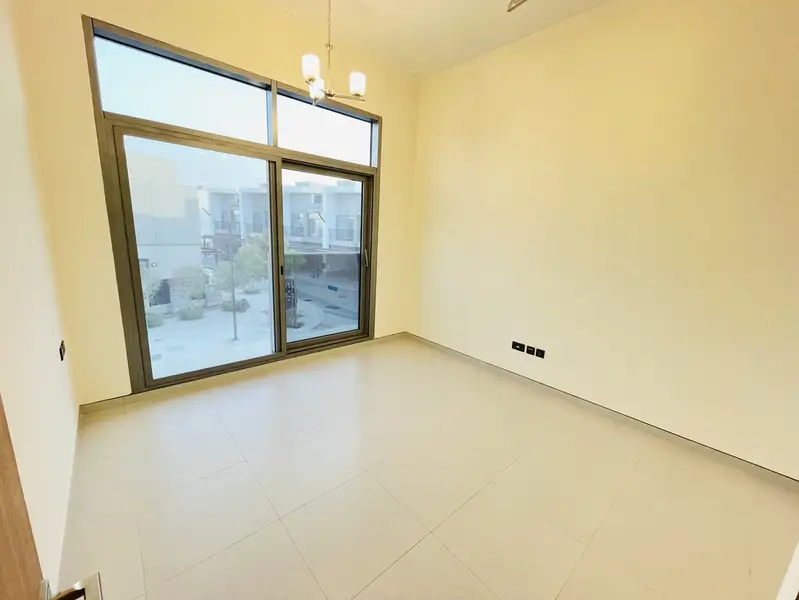 Luxurious-Well Maintained-MaidRoom-Modern living