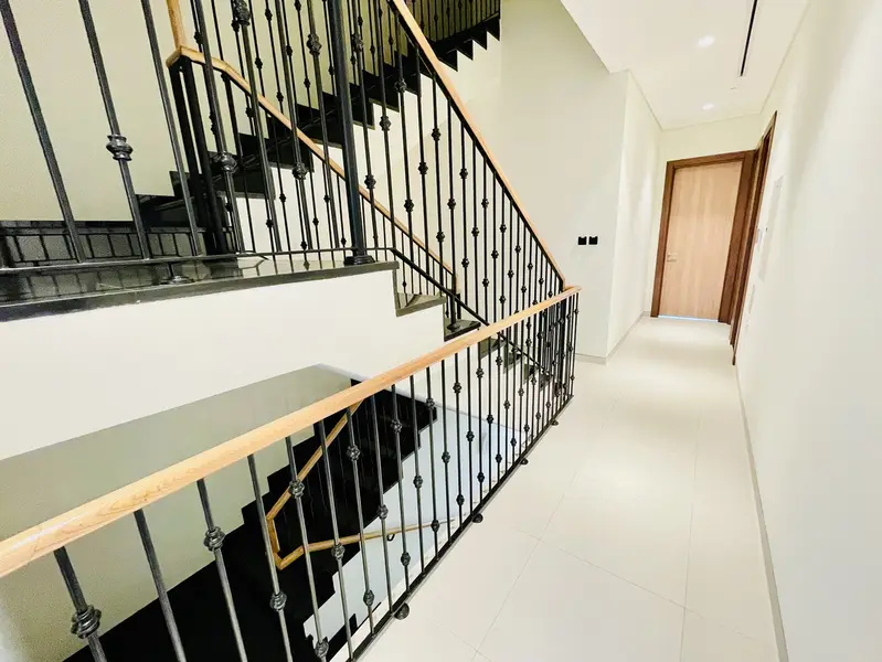 Luxurious-Well Maintained-MaidRoom-Modern living