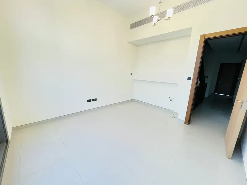 Luxurious-Well Maintained-MaidRoom-Modern living
