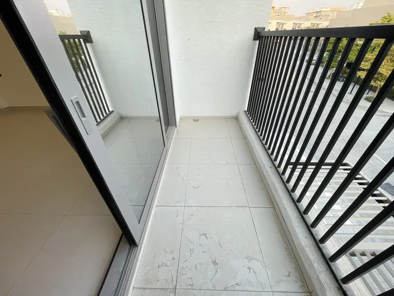Luxurious-Well Maintained-MaidRoom-Modern living