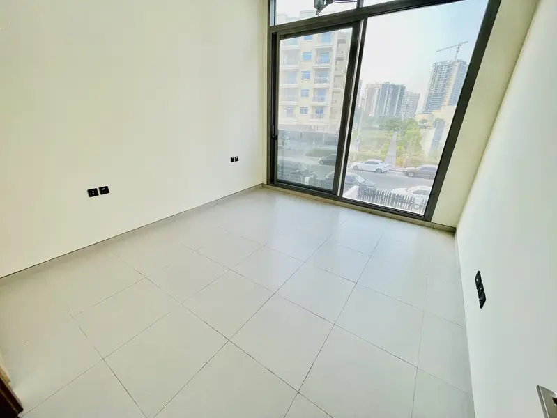 Luxurious-Well Maintained-MaidRoom-Modern living