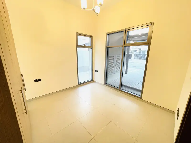 Luxurious-Well Maintained-MaidRoom-Modern living