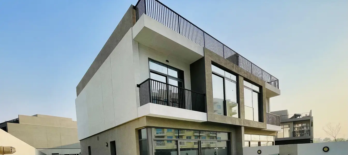 Luxurious-Well Maintained-MaidRoom-Modern living