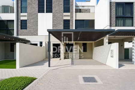 5 Bedroom Townhouse for Sale in DAMAC Hills 2 (Akoya by DAMAC), Dubai - Motivated Seller | G plus 2 | Near Amenities