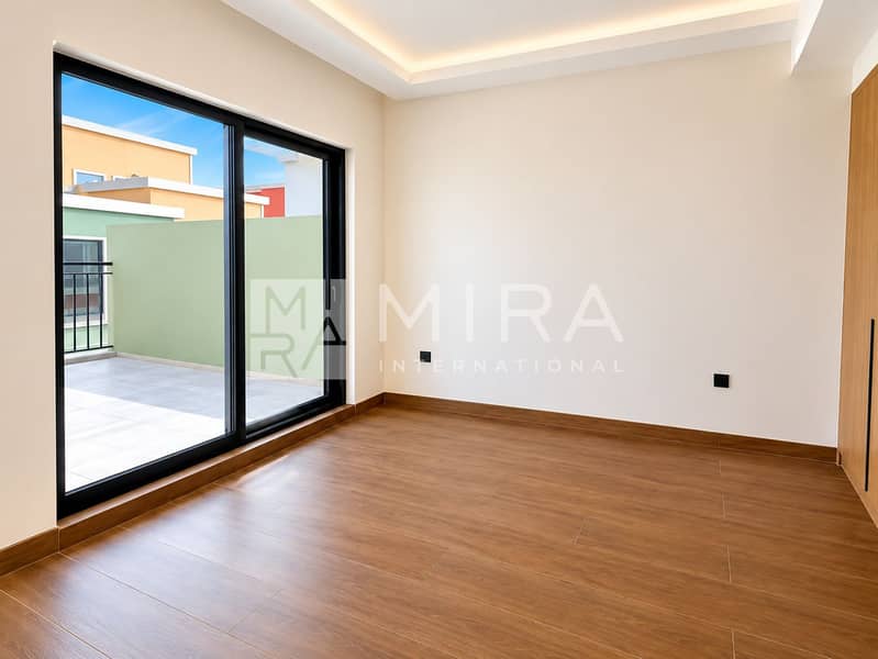 4 Empty Bedroom With Balcony Door-8