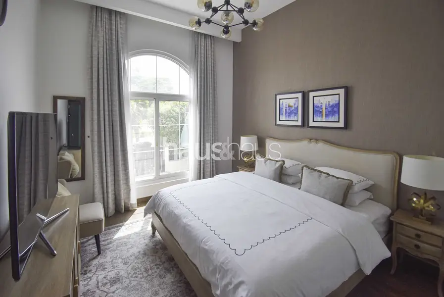 Spacious 5-Bed Villa with Private Garden | Casa Fa