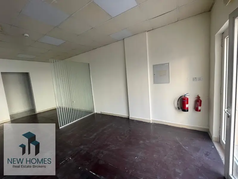 Street-Facing Shop | England Cluster | Glass Frontage
