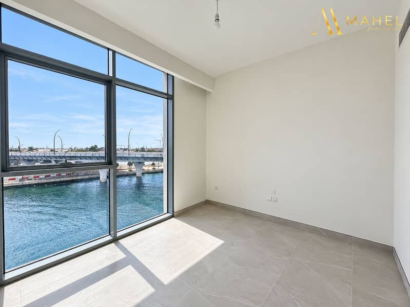 12 Refined Apartment Interior with Canal View-10. png