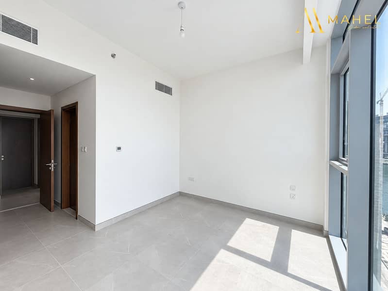 19 Refined apartment interior with canal views-18. png