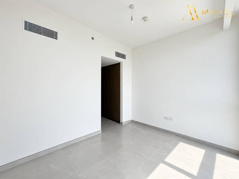 23 Sunlit apartment overlooking the canal-11. png