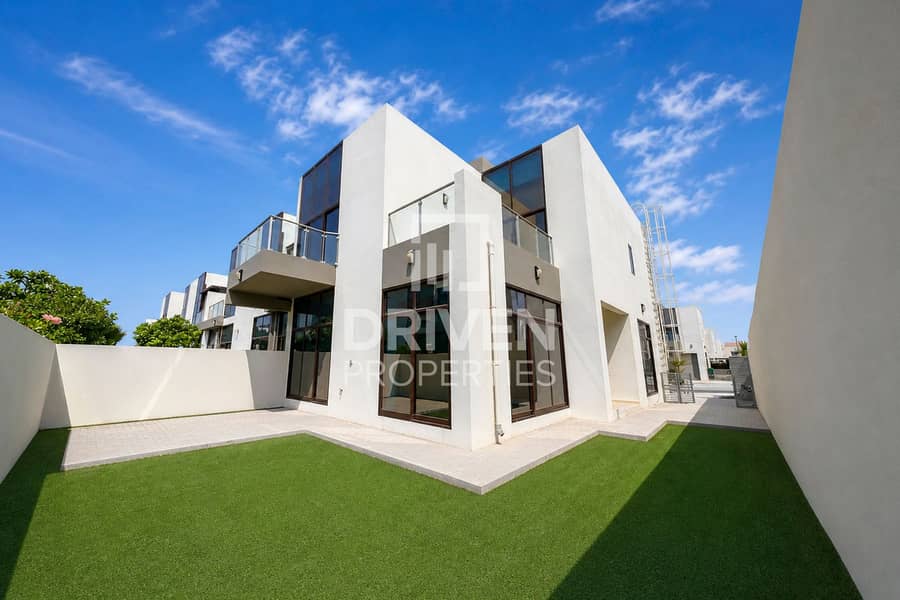 Single Row | Huge Layout | Spacious Family Home Single Row | Huge Layout | Spacious Family Home