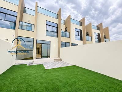 فیلا 5 غرف نوم للايجار في مجمع دبي للاستثمار، دبي - Modern Townhouse Terrace Under Cloudy Skies. png فیلا 5 غرف نوم للايجار في مجمع دبي للاستثمار، دبي - Modern Townhouse Terrace Under Cloudy Skies. png