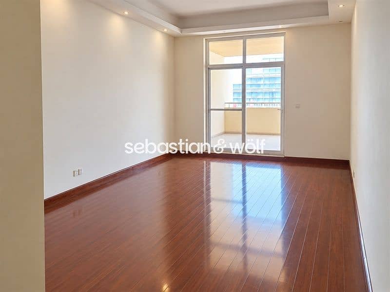 2 02_living_room_balcony. jpg