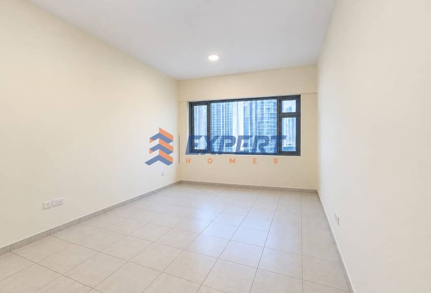 7 Empty Modern Room with City View. png