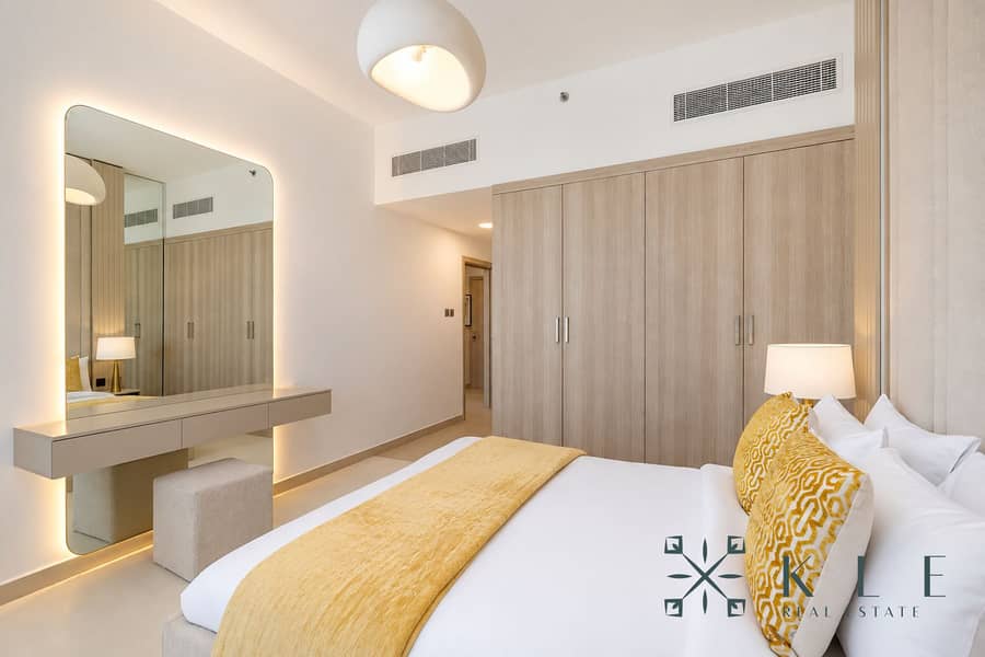 6 Warm Minimalist Hotel Bedroom. png