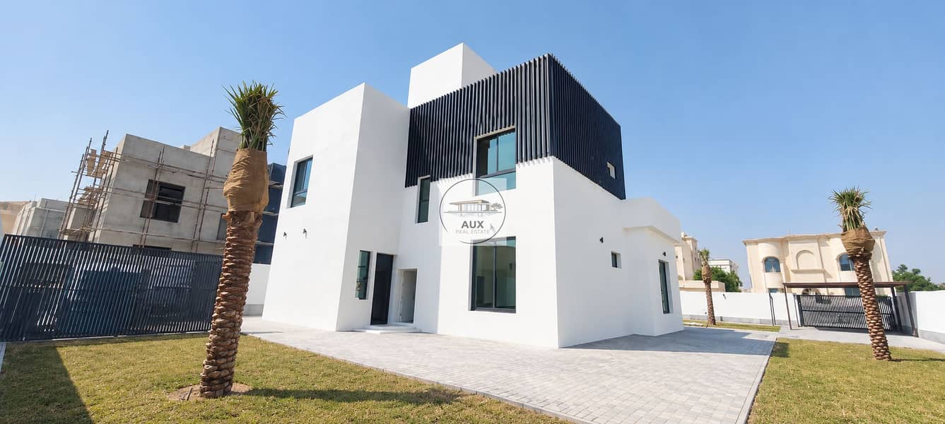White Modern Villa with Palm-Lined Courtyard. png White Modern Villa with Palm-Lined Courtyard. png
