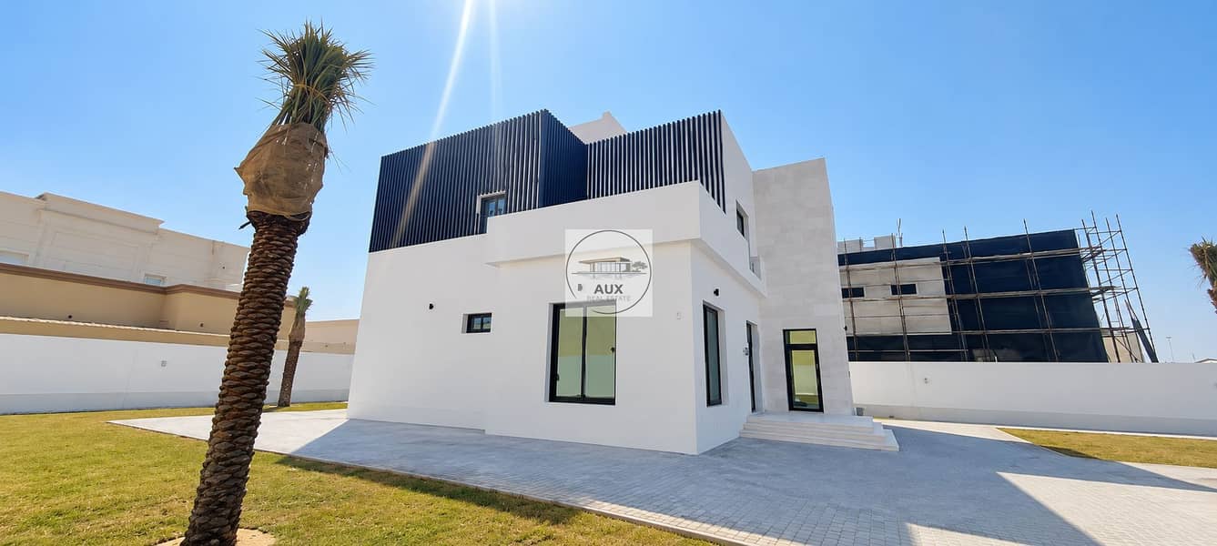 2 Sunlit Modern Villa with Palm Courtyard. png