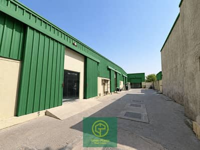 Warehouse in vendita a Al Quoz, Dubai - Green Corrugated Warehouse Alleyway. png Warehouse in vendita a Al Quoz, Dubai - Green Corrugated Warehouse Alleyway. png