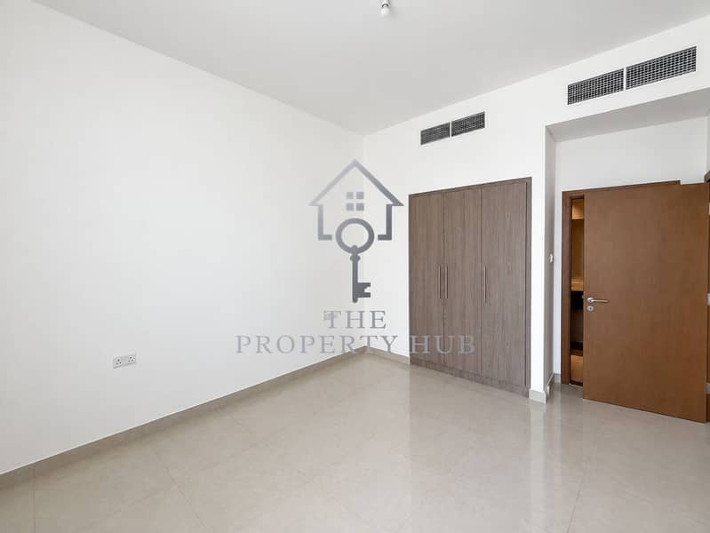 2 Modern Empty Room Interior. png