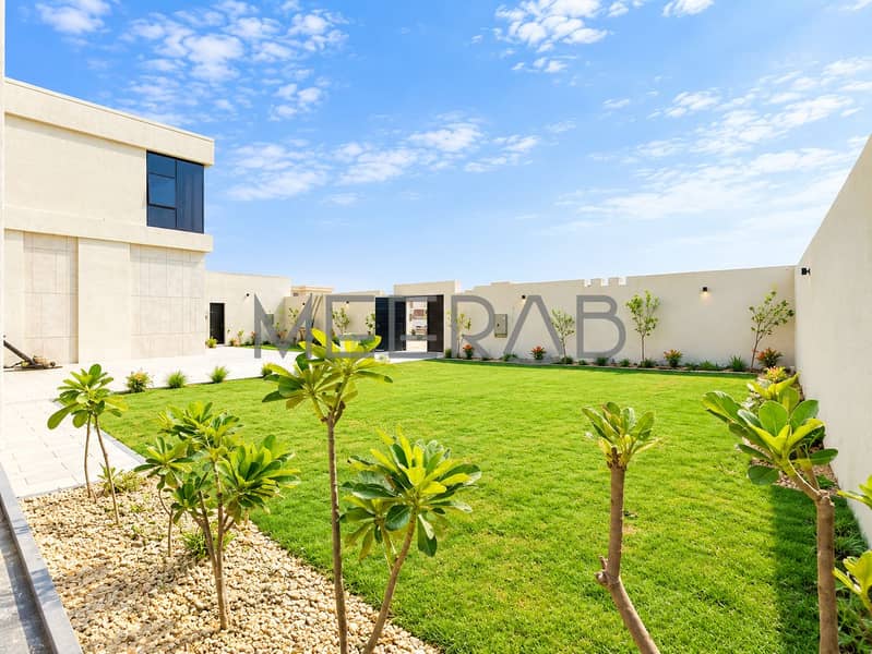 12 Sunny Modern Villa Courtyard Garden. png