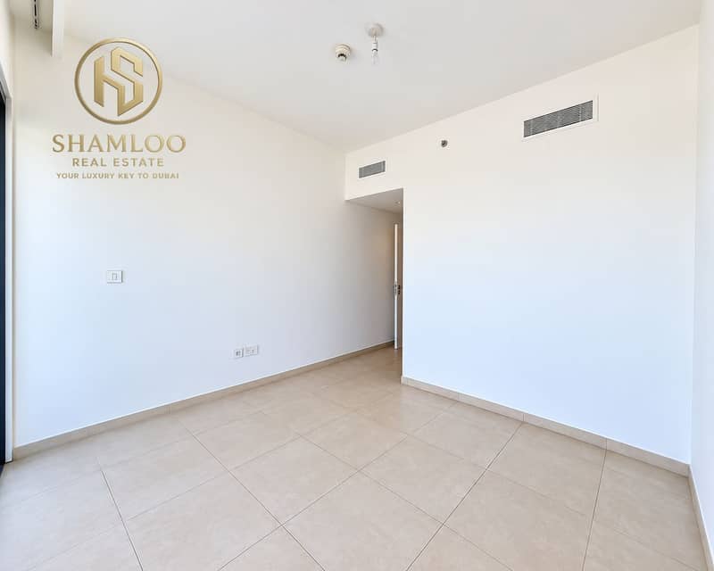 3 Bright Minimalist Empty Modern Room. png