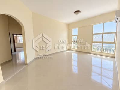 فلیٹ 2 غرفة نوم للايجار في الخبیصي، العین - Bright Empty Apartment Living Room. png