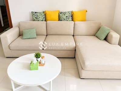 Studio zum Miete in Dubai Sports City, Dubai - Bright Beige Sectional Living Room. png Studio zum Miete in Dubai Sports City, Dubai - Bright Beige Sectional Living Room. png