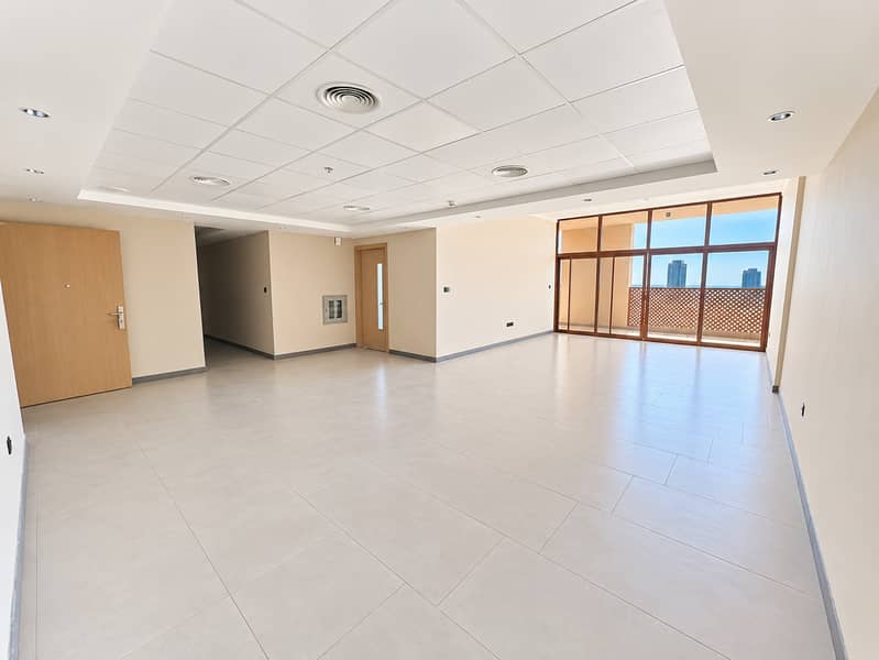 Intérieur moderne lumineux avec vue urbaine. png Intérieur moderne lumineux avec vue urbaine. png
