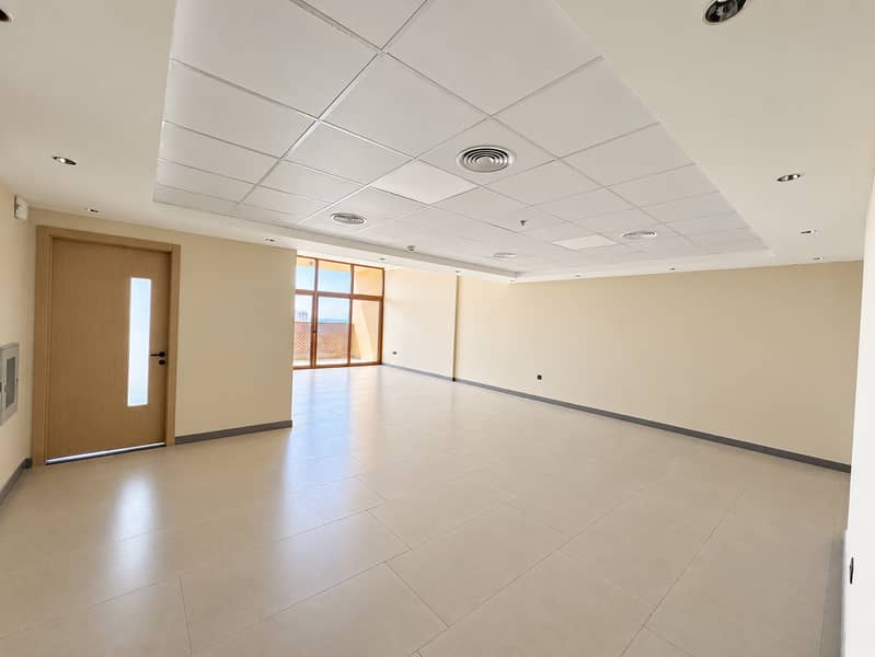 2 Intérieur moderne lumineux avec balcon. png