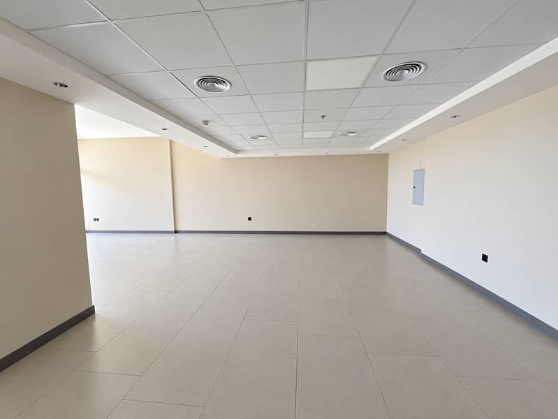 4 Bureau commercial moderne et vide. png