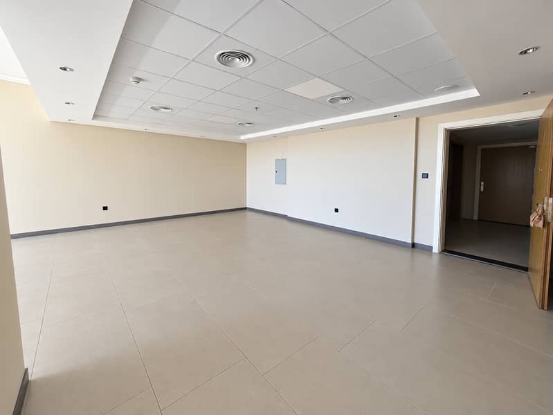 5 Intérieur moderne vide et lumineux. png