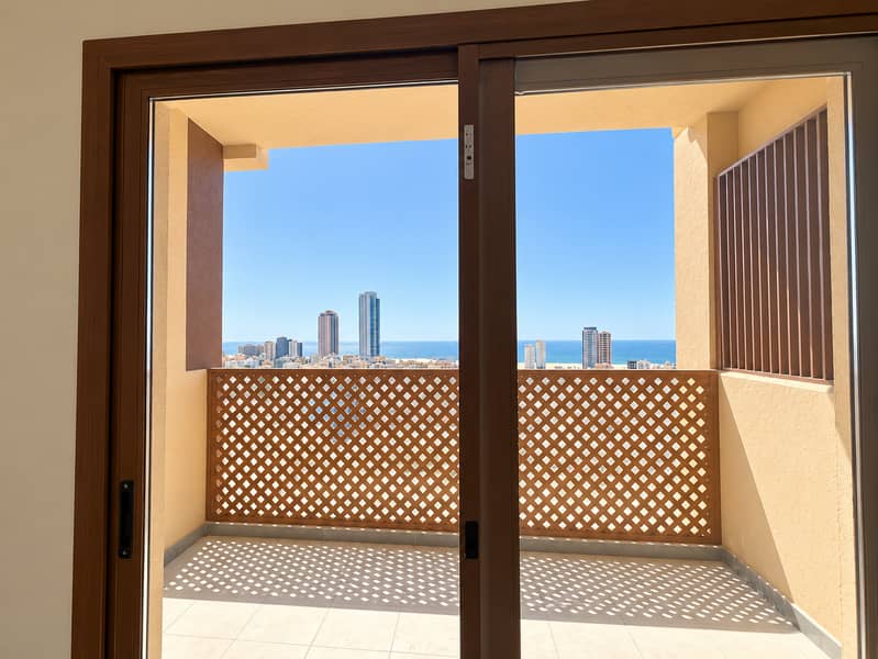 7 Vue côtière depuis le balcon ensoleillé. png