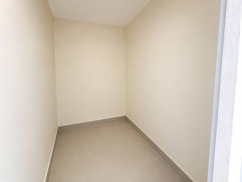 10 Alcôve beige vide et lumineuse. png