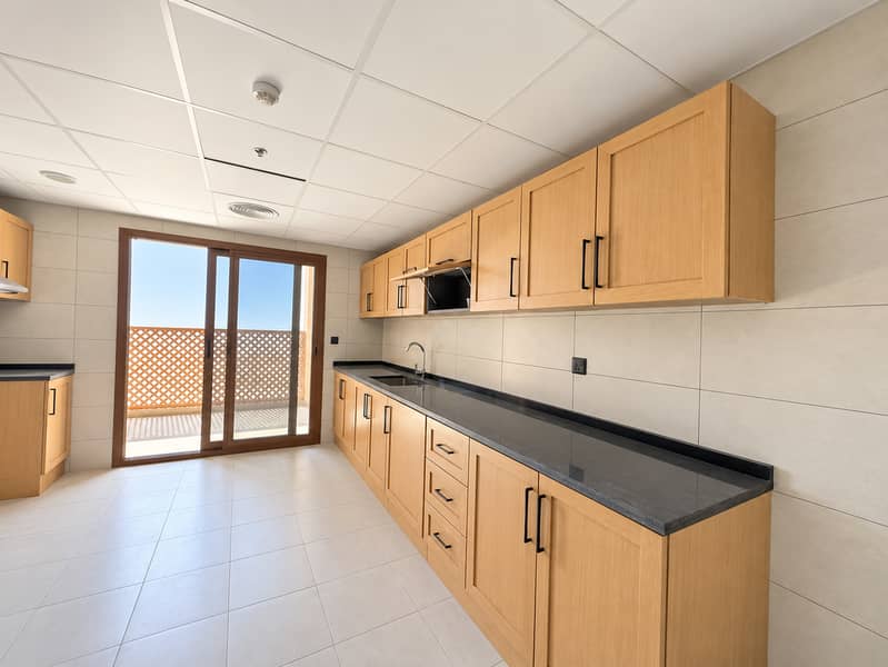 11 Cuisine moderne en bois baignée de soleil. png