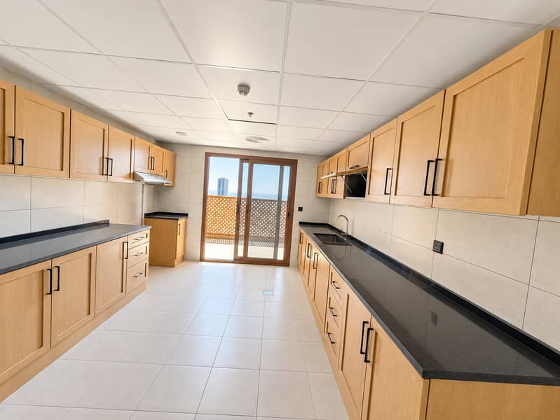 12 Cuisine moderne lumineuse avec vue sur balcon. png