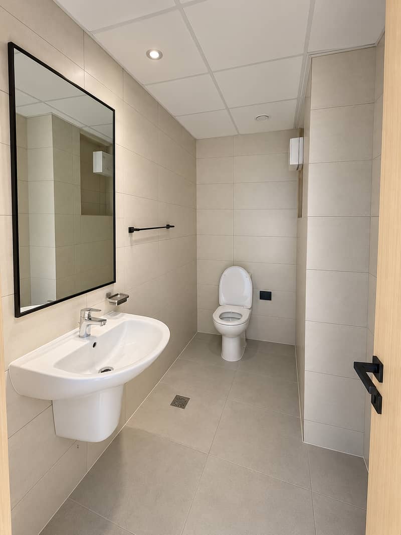 13 Salle de bain moderne aux tons neutres. png