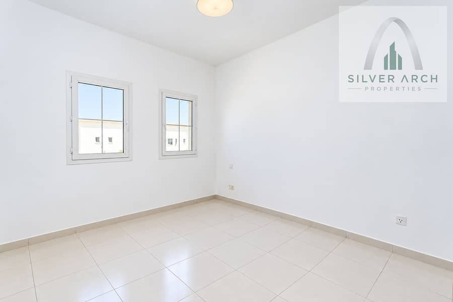 6 Bright Minimalist Empty Room. png