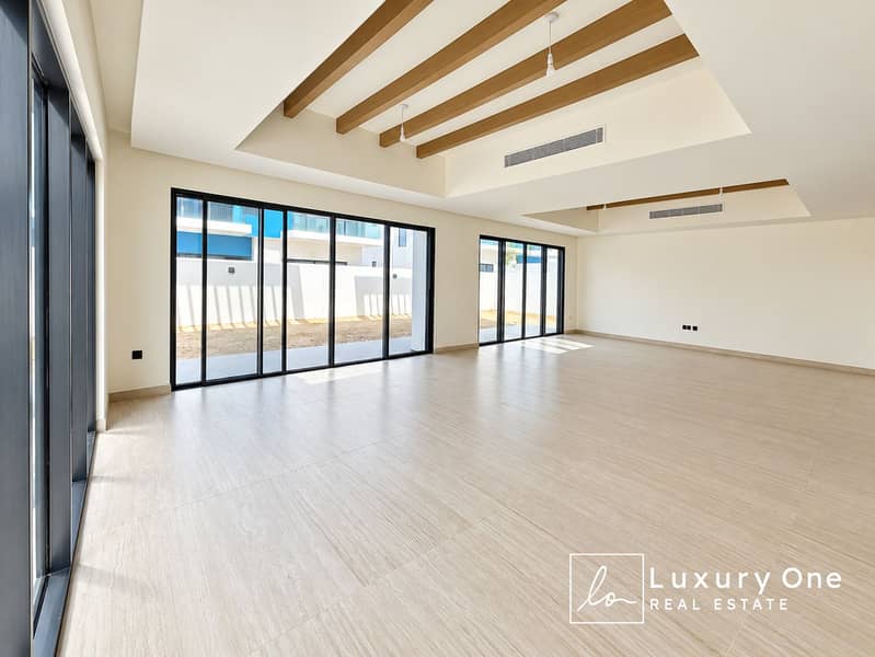 6 Sunlit Minimalist Open-Plan Interior. png