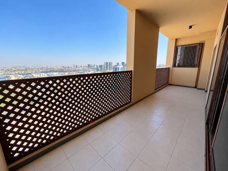 12 Balcon moderne surplombant la ville. png