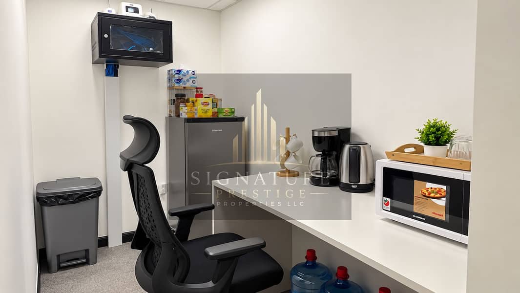 10 Modern Corporate Office Pantry Break Room. png